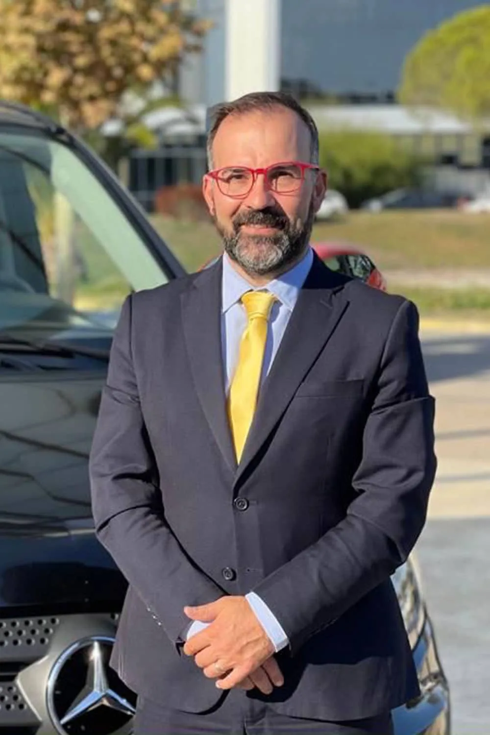 Chófer profesional de Lemon Drivers junto a un Mercedes en Barcelona